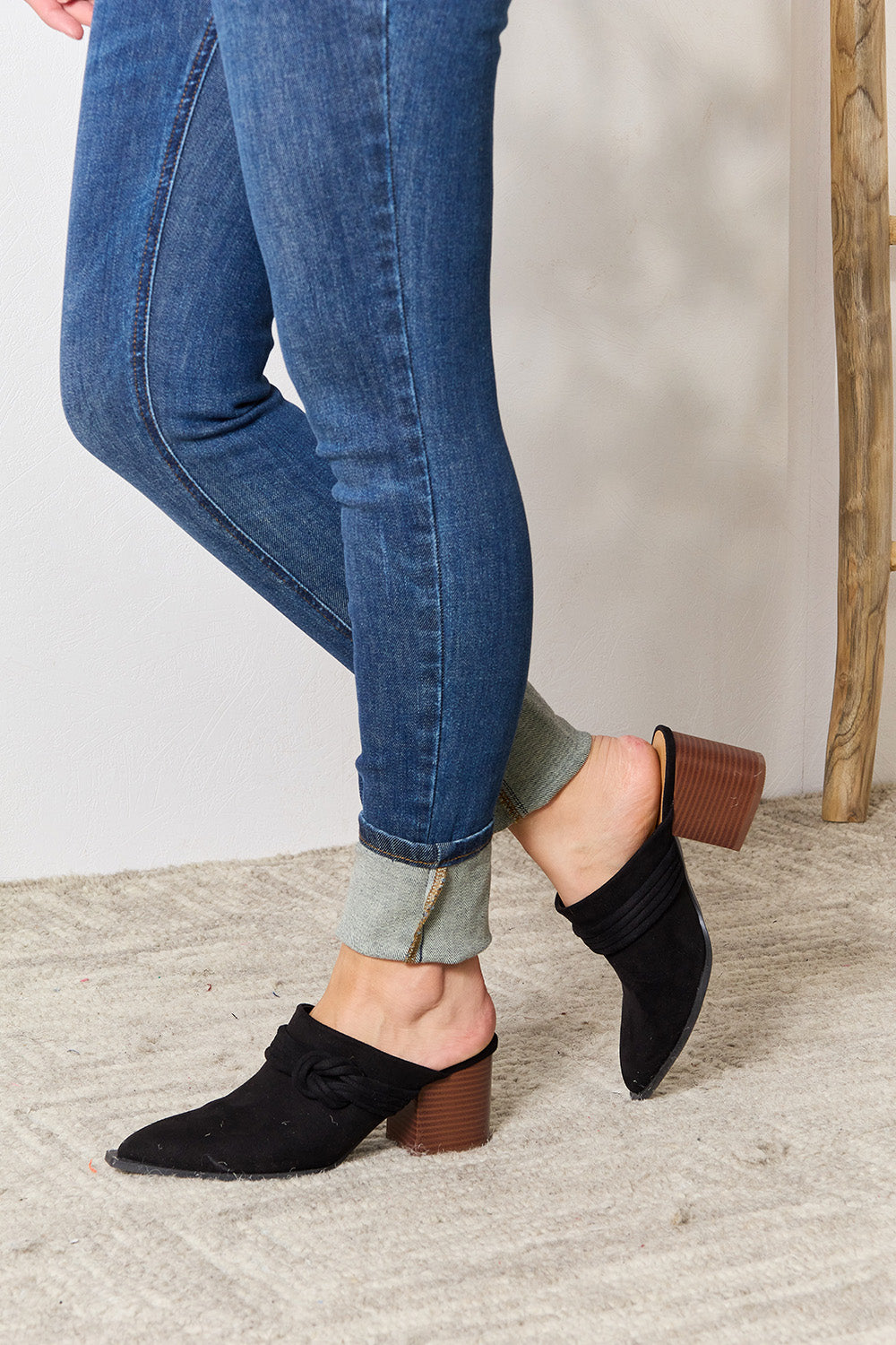 East Lion Corp Pointed-Toe woven Trim Mules